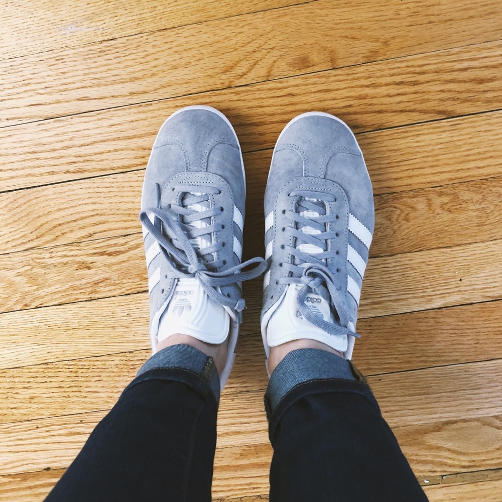 Adidas gazelle light gray suede sneakers